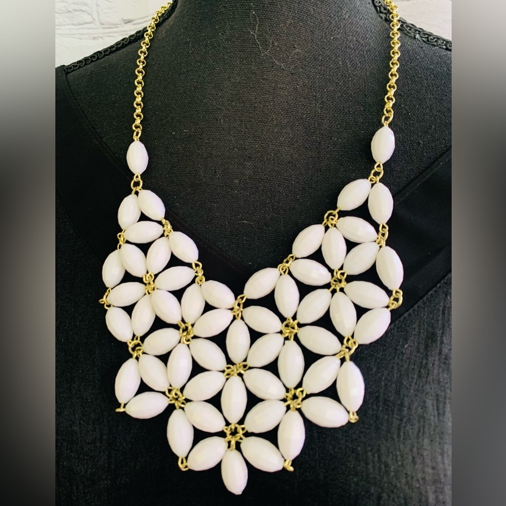 Simple Addiction Faceted White Thermoset Floral Bib Necklace